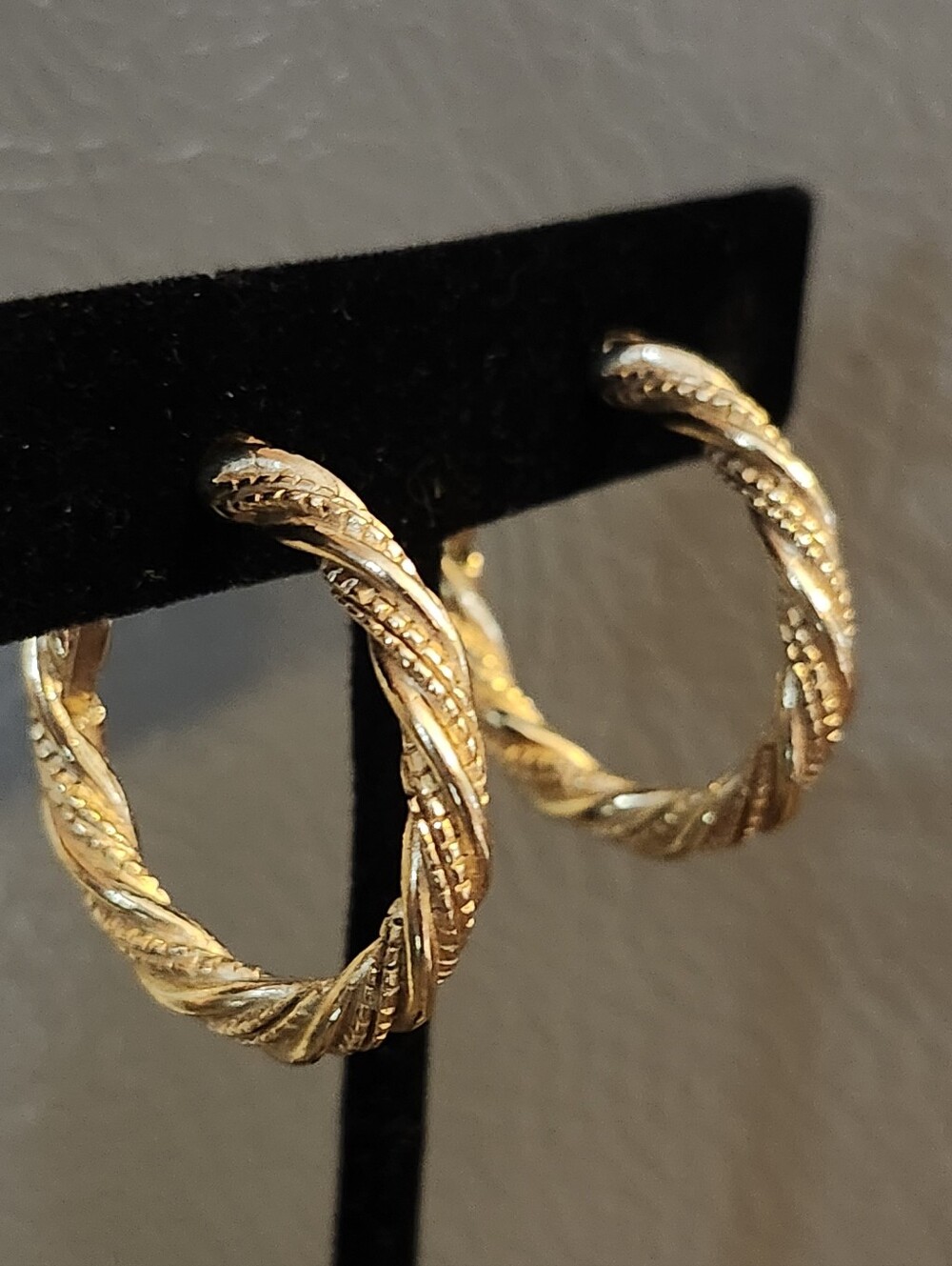 Vtg Avon Gold Tone Twisted Rope Hoop Clip On Earrings